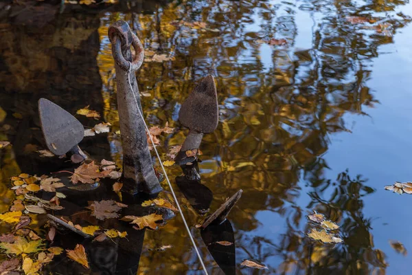 Якорь Между Желтыми Опавшими Листьями Воде Солнечную Осеннюю Погоду — стоковое фото