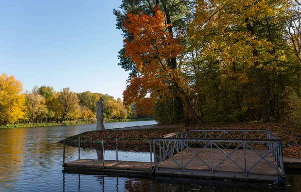Пирс Озере Парке Виланов Польша Осенью — стоковое фото