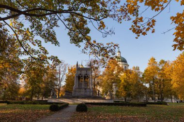 Wilanow Polonya 'da sarı ağaçları ve yürüyüş yolları olan güzel bir sonbahar parkı.