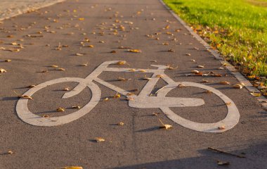 Sonbaharda yoldaki bisiklet yolu tabelası