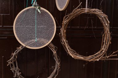 Karanlık bir arkaplanda asma çelenkleri olan bir dekor.