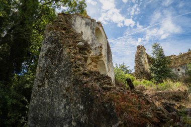 Yunanistan 'ın Korfu köyündeki eski bir kilisenin kalıntıları