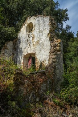 Yunanistan 'ın Korfu köyündeki eski bir kilisenin kalıntıları