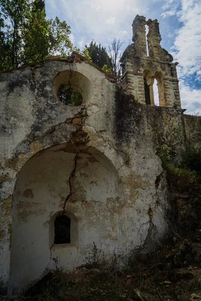 Yunanistan 'ın Korfu köyündeki eski bir kilisenin kalıntıları