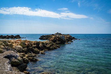 Akdeniz 'in kayalık kıyıları Korfu adasında..