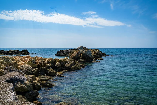 Akdeniz 'in kayalık kıyıları Korfu adasında..