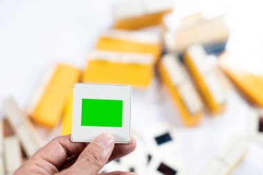 Gevşek ve kutulanmış eski slaytlar.