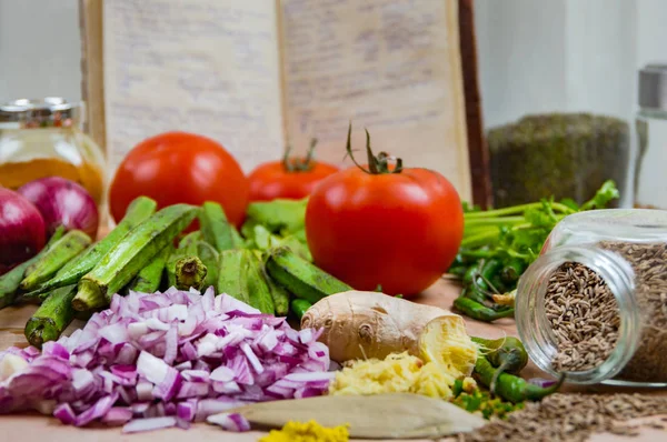 Taze sebzeler, Bütün domates, fasulye, dilimlenmiş kırmızı soğan, rendelenmiş zencefil ve baharatlar