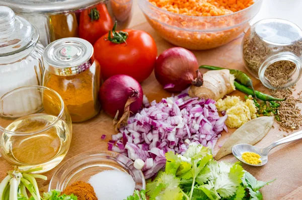 Ahşap mutfak masasında doğranmış sebzeler ve baharatlar