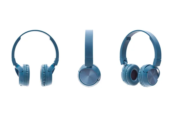 蓝牙蓝色耳机在白色背景隔离工作室包拍摄设备 免版税图库图片