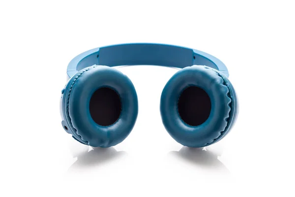 蓝牙蓝色耳机在白色背景工作室产品特写设备 — 图库照片