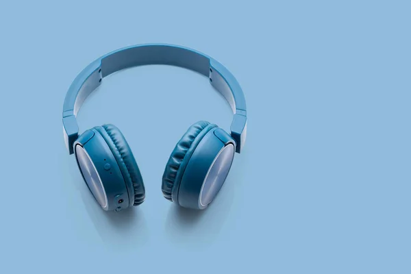 蓝牙蓝色耳机蓝色背景工作室产品特写设备 — 图库照片
