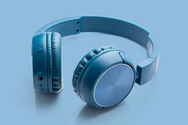 Blauwe Bluetooth Hoofdtelefoon Blauwe Achtergrond Packshot Studioapparatuur Stockfoto
