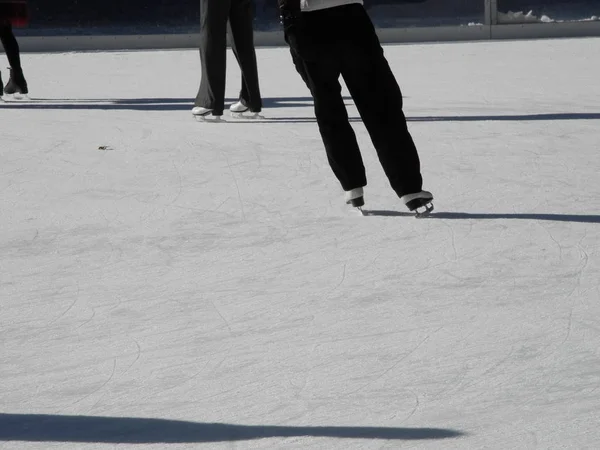 在冰上公园中滑冰 — 图库照片