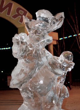 Geceleri tavşan buz heykeli