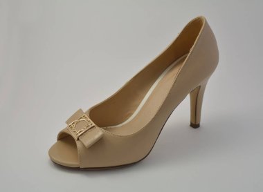 Bir bej kadın ayakkabı