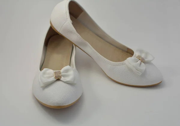 Sapatos femininos brancos com um arco — Fotografia de Stock