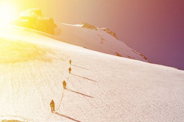 Dağcıların demet Fann, Pamir Alay, Tacikistan karla kaplı bir dağ tepesine tırmanıyor