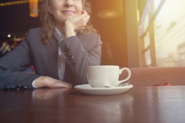 Düşünceli rüya iş kadını kafede kahve ile