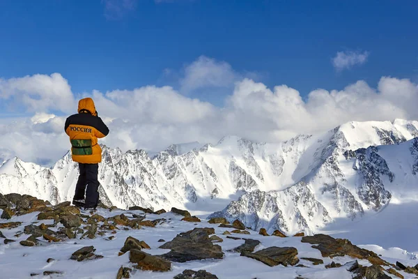 山の頂上に一人で孤独な登山家 彼は風景を見てください 背面からの肖像画 ロシア — ストック写真