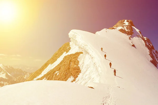 Группа Альпинистов Взбирается Вершину Заснеженной Горы Фанн Памир Алай Таджикистан — стоковое фото