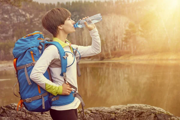 Beber Hikikng Mujer Con Botella Agua Mochila Retrato Deportivo Aire — Foto de Stock