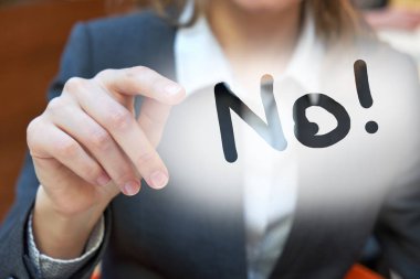 kadın bir not buğulu-up penceresindeki bir parmak yazıyor 