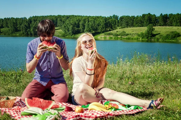 Casal Feliz Piquenique Comendo Melancia Divertindo Juntos Retrato Livre Lago — Fotografia de Stock
