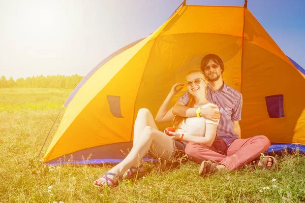 Happy Couple Love Tent Summer Park Outdoor Portrait — Stock Photo, Image
