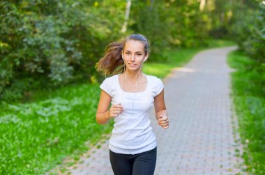 Kız yaz parkta atletic spotsman trenler çalışıyor. Açık alan fitness portre