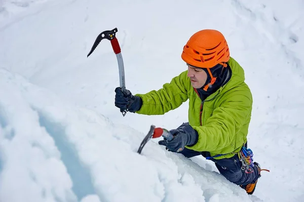 Uomo Alpinista Con Piccozza Casco Arancione Arrampicata Una Grande Parete — Foto Stock