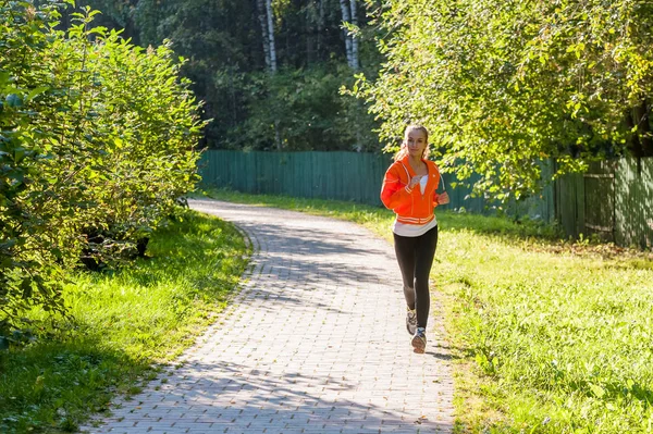 Running Girl Atletic Spotsman Trains Dans Parc Été Portrait Fitness — Photo