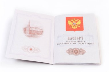 Beyaz arkaplanda Rus pasaportu izole edildi