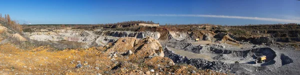 パノラマ ビュー 大理石の採石場と機械 砕石の抽出 — ストック写真