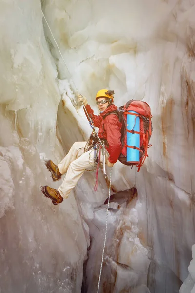 Alpiniste Descend Fissure Dans Glacier Sur Corde Extérieur Portrait Ectreme — Photo