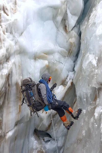 Alpiniste Descend Fissure Dans Glacier Sur Corde Extérieur Portrait Ectreme — Photo