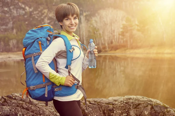 Caminando Sonriente Joven Con Botella Agua Mochila Retrato Deportivo Aire — Foto de Stock