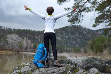 Bir sırt çantası ile yürüyen bir kadın. Eller yana. Açık hava sporları portre