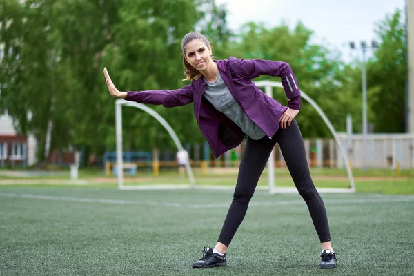 Mulher Esticar Treino Feminino Jovem Antes Sessão Treinamento Aptidão Campo — Fotografia de Stock