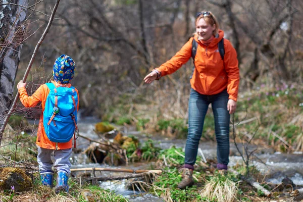 Sırt çantaları çocuklarla Hiking