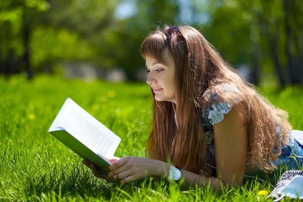 Fille Lisant Livre Dans Parc — Photo