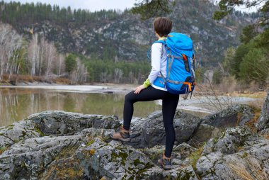 Yürüyen kadın sırt çantasıyla seyahat