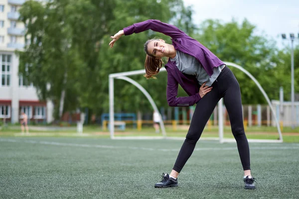 Kvinna Stretching Unga Kvinnliga Träningen Före Fitness Träningspasset Fotbollsplan Friska — Stockfoto