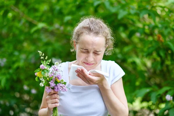 Alergia Pyłkowa Kichająca Dziewczyna Bukietem Kwiatów Pojęcie Alergia Sezonowa — Zdjęcie stockowe