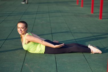 Spor salonunda egzersiz yapan esneme formundaki ya da dansçı kadın.