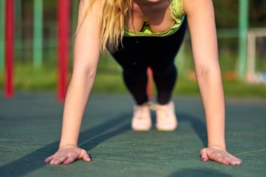 Kadın eğitim trenler egzersiz spor zemin içinde germe. İşin egzersiz tahta