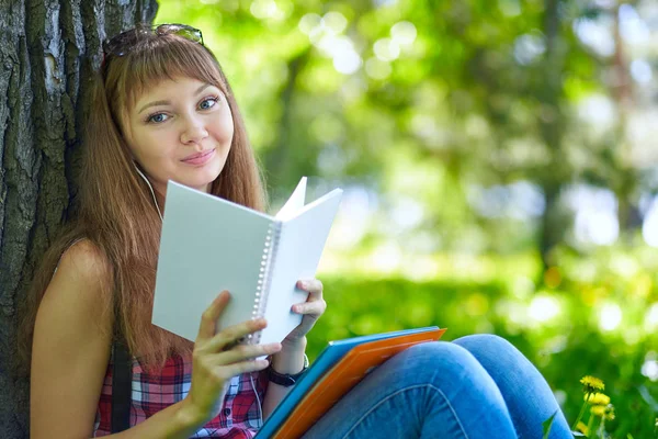 Nastoletnią Student Dziewczyna Siedzi Pobliżu Drzewa Czytając Książkę Parku — Zdjęcie stockowe