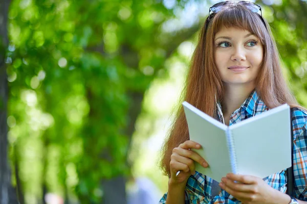 Piękna Młoda Kobieta Studentka Czytania Książki Parku Zielona Letnia — Zdjęcie stockowe