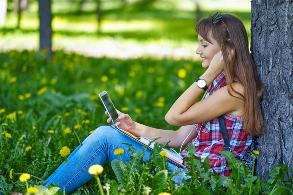 Belle Fille Gaie Avec Smartphone Assis Dans Parc Sur Banc — Photo
