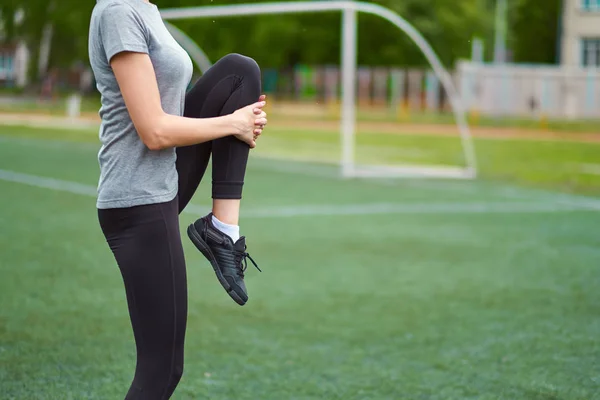 Alkalmas Nyúlik Lábát Hogy Felmelegedjen Futballpálya — Stock Fotó